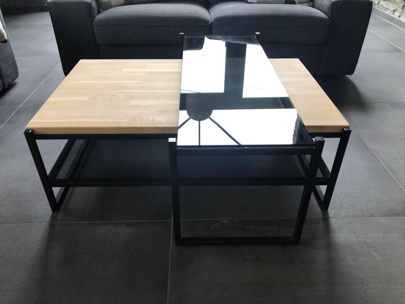 Deux tables basses gigognes, l'une à plateau chêne, l'autre à plateau de verre, sur structures acier noir