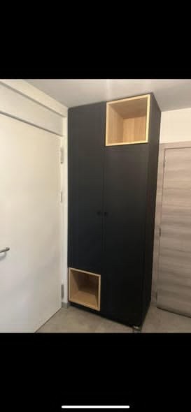 Armoire d'entrée à façades noires avec deux niches ouvertes en chêne