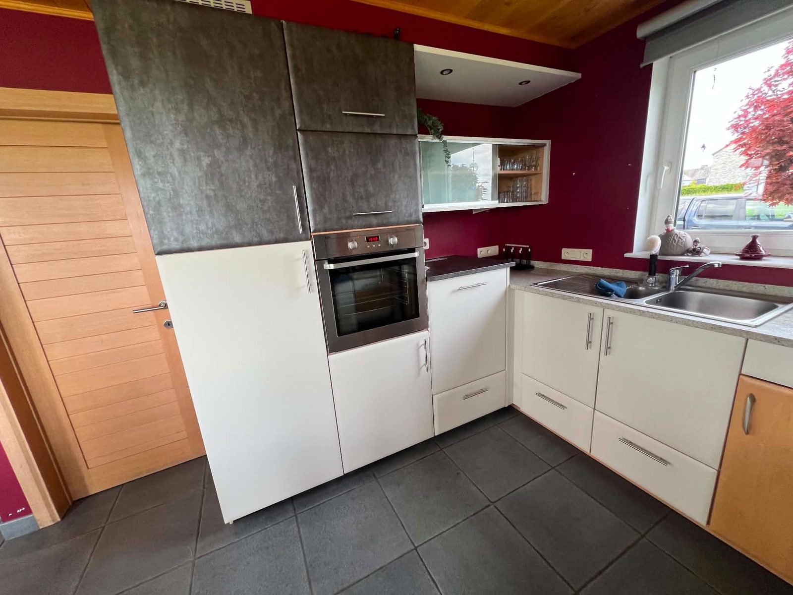 Le Sart — la même cuisine après covering, en blanc mat et effet béton