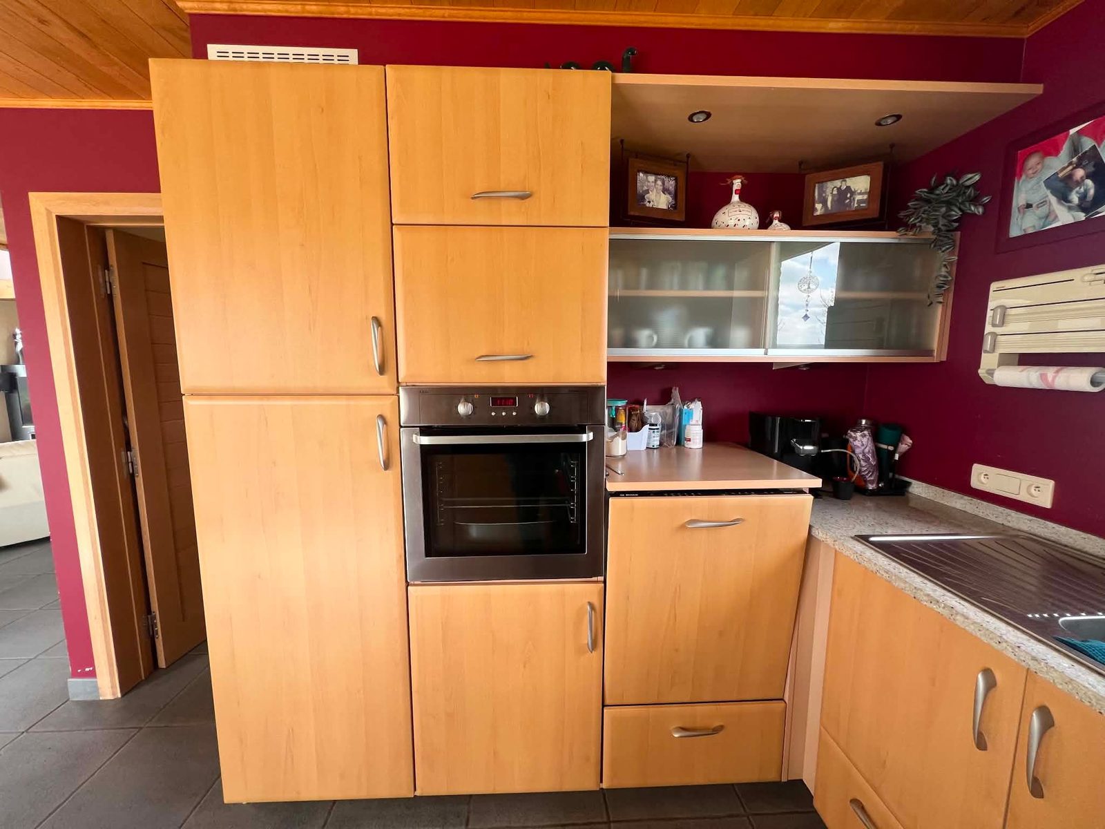 Le Sart — la cuisine avec ses façades en hêtre d'origine