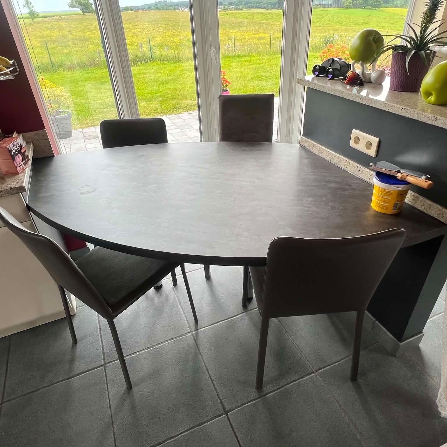 Le plateau de la table a reçu le même film