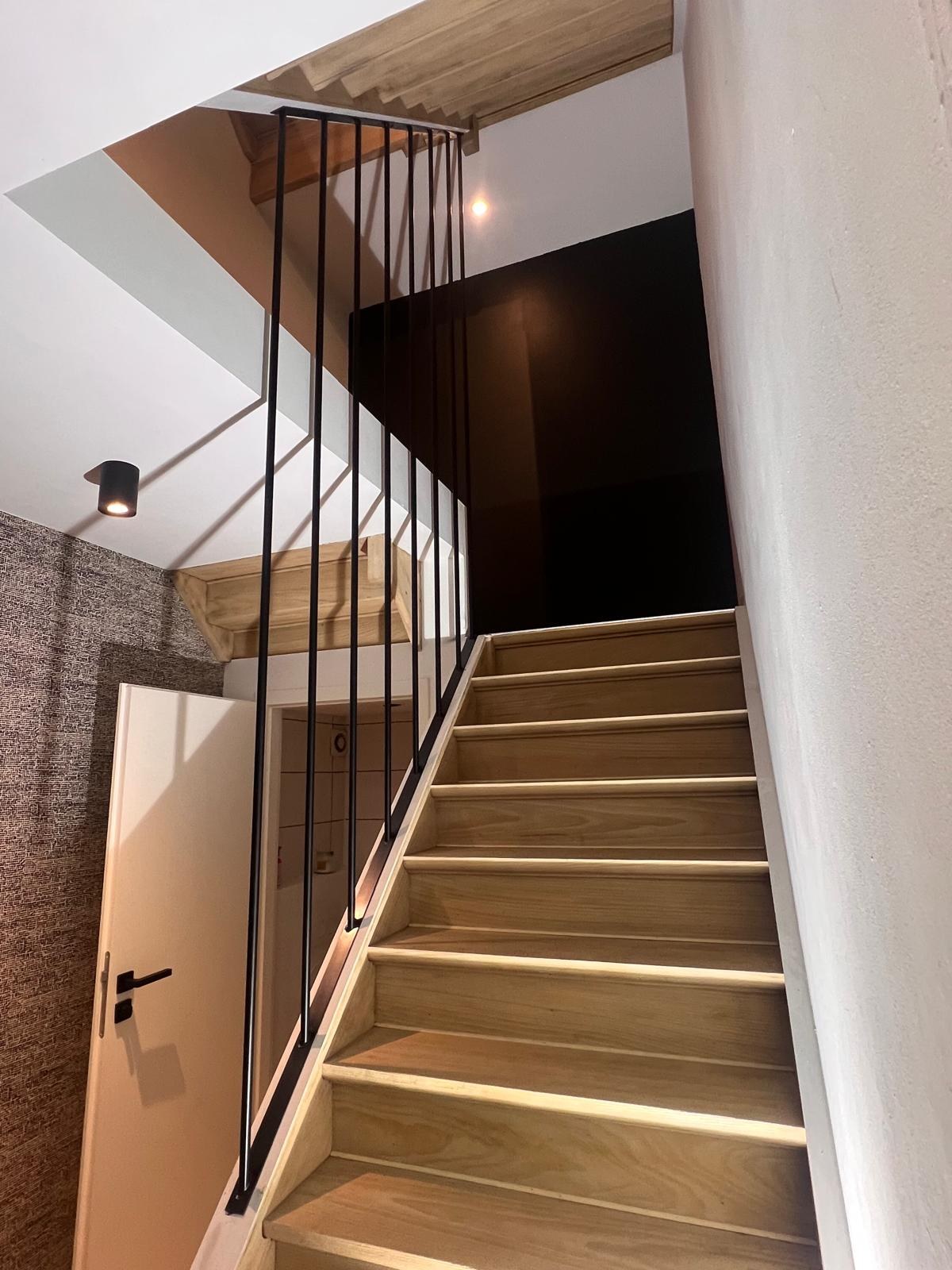 Bertrix — le même escalier équipé de ses barreaux d'acier noir